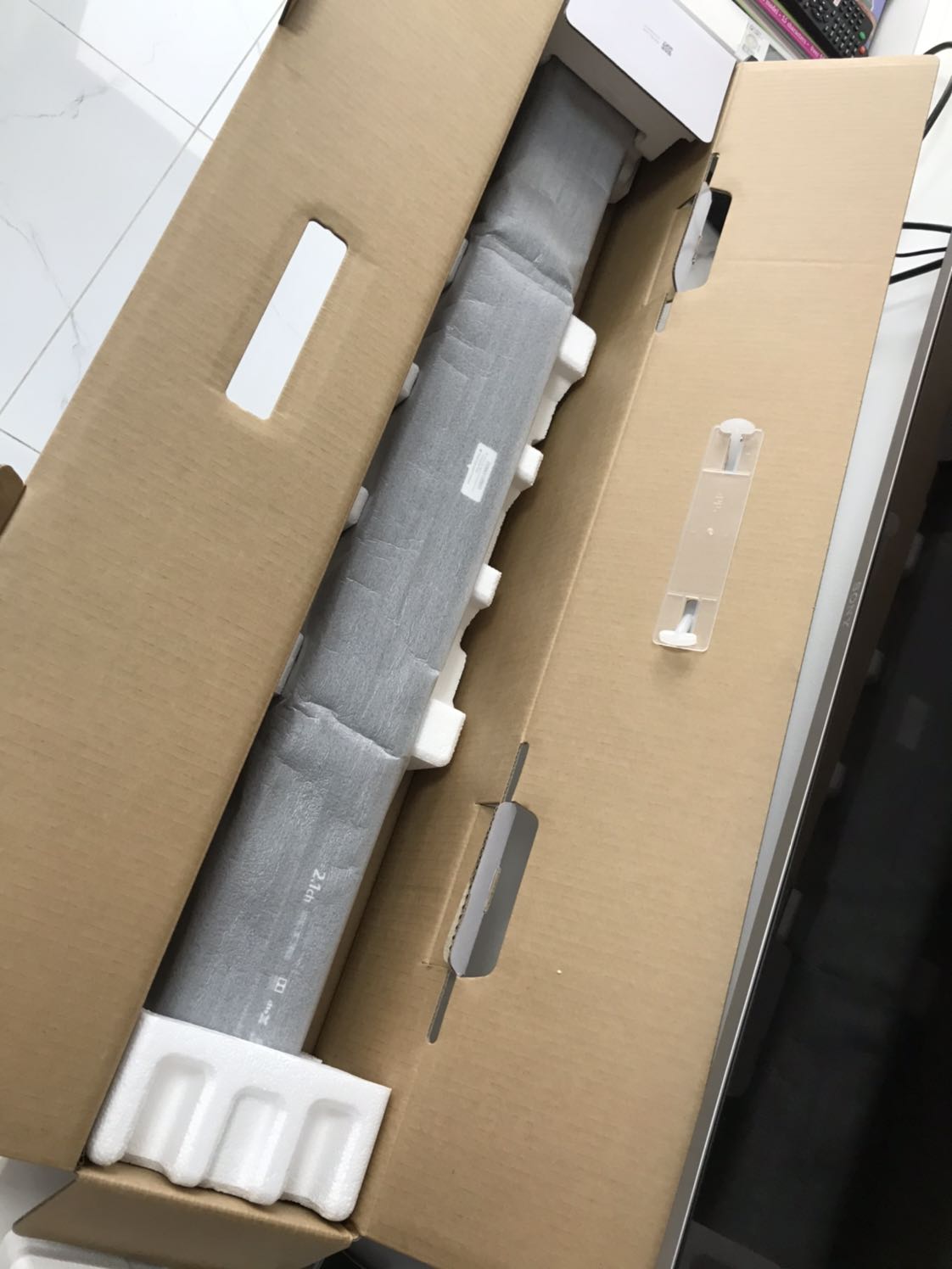 Tiki giao sớm hơn cả dự kiến.
Bao gói cẩn thận, phụ kiện đầy đủ như mình đã xem unboxing trên youtube. Chơi combo tivi Sony 8500G và em X8500 này phê hẳn. Kết nối bluetooth được với tivi nên bớt dây rườm rà. Âm thanh nghe ok, bass khoẻ. Mình xem Netflix các phim có Atmos thì thôi rồi.. quá sướng, khác hẳn loa tivi. Kết luận rất đáng tiền.