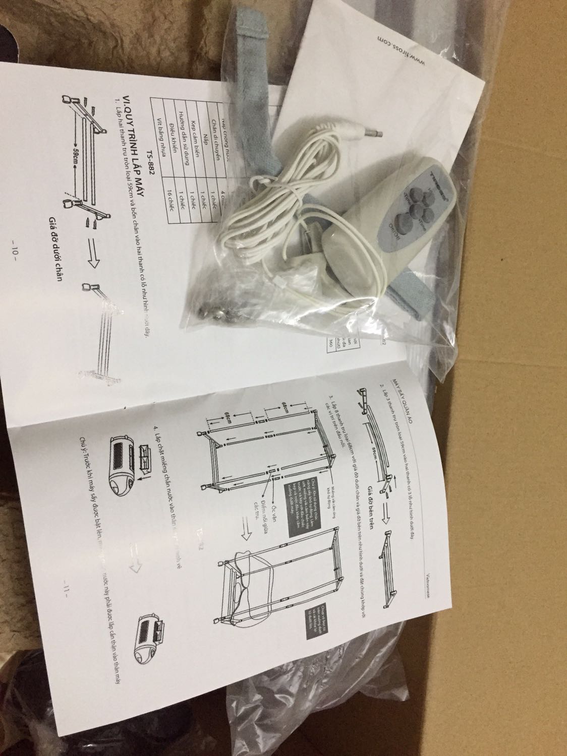 lắp lên thử dùng thì thấy 1 bánh xe bị lỗi, ko gắn cố định vào chân tủ được. sẽ gọi tiki bảo hành 

máy sấy khoảng 10c áo / quần người  lớn thì ok nhưng chắc chỉ sấy đc đồ mỏng. quần áo dày sấy 2 3 tiếng vẫn ko khô hoàn toàn