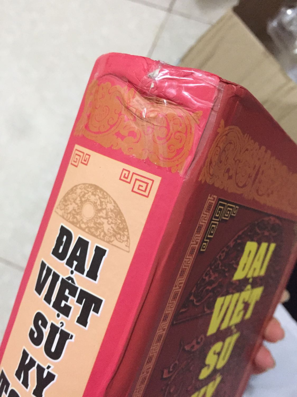 Hộp bị móp méo dẫn đến sách bị ảnh hưởng. Bên gáy sách có dấu hiệu bị móp và bị dán bằng băng dính. Shop cần cẩn trọng trong khâu đóng gói hàng, nên nhét thên giấy hoặc xốp tránh va đập