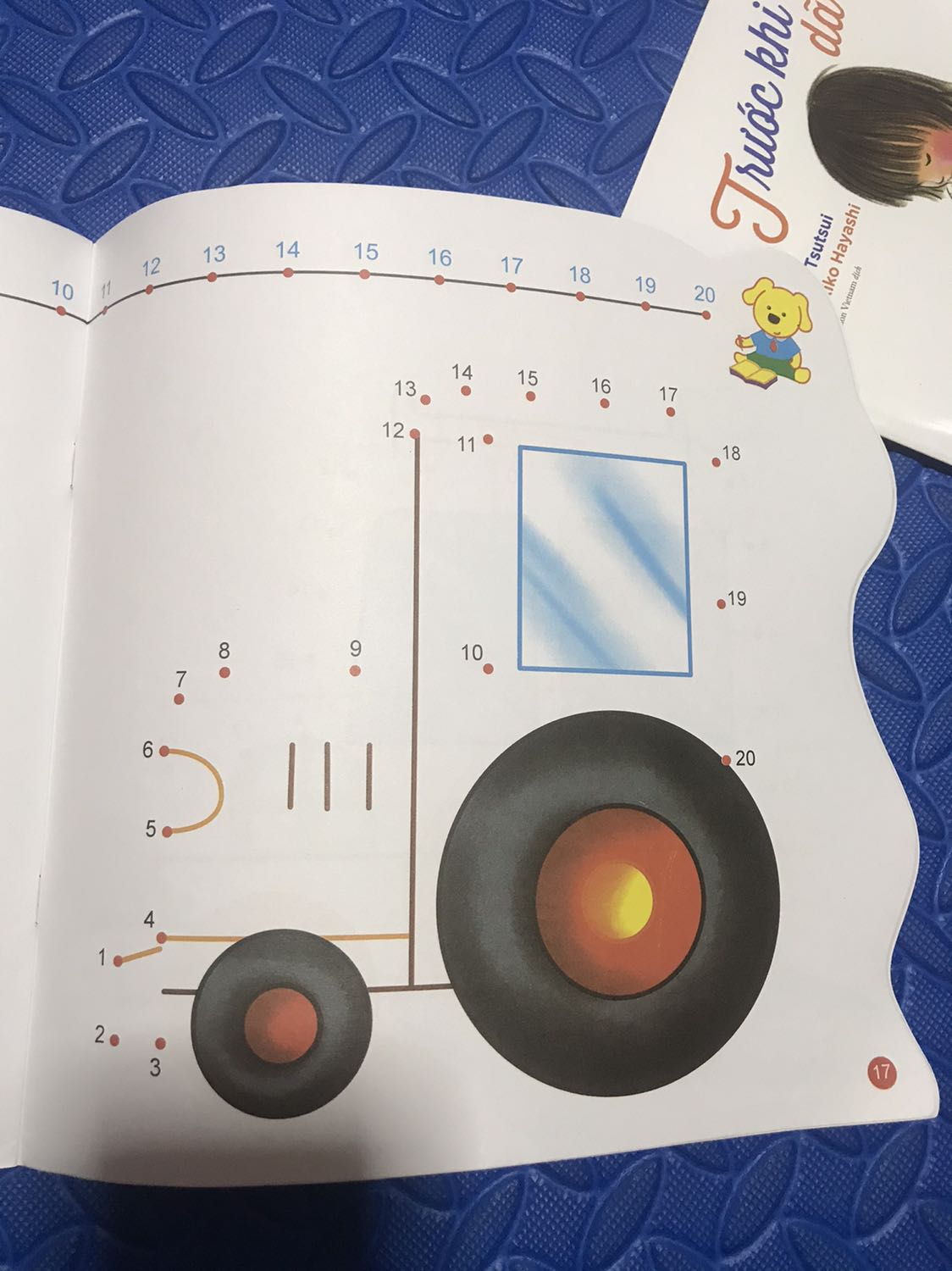 Shop đóng gói cẩn thận. Sách in màu dày dặn. Hình vẽ to, đa dạng và đơn giản trẻ con. Vừa nối hình vừa tô màu. Sale 12k. Bé rất thích