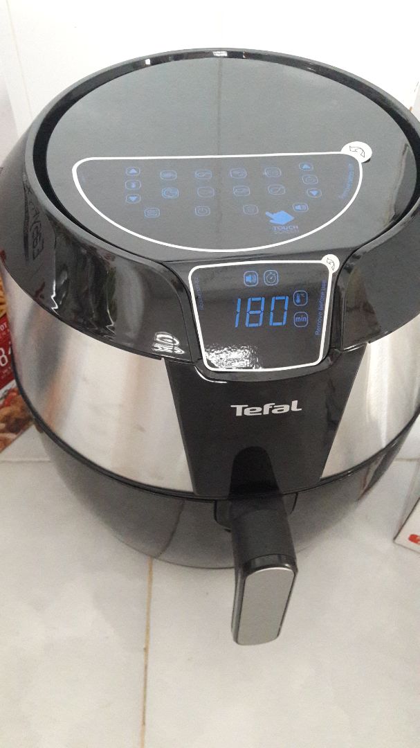 Nhà mình rất thích luôn, mình cũng tìm hiểu và xem review nhiều rồi nên mới quyết định mua nồi này của Tefal, chiên nướng nhanh gọn đỡ tốn thời gian công sức. Nhận hàng xong mình quét mã QR đăng ký bảo hành 2 năm luôn. Mua đầu ngày trong khung giờ km còn được tặng thêm máy xay đa năng dùng cũng cực thích, thêm voucher giảm 500k của Tefal và 1 mã giảm 20k của Tiki nữa, giá còn 2tr8 mấy mà chất lượng phải nói là quá tốt so với giá.