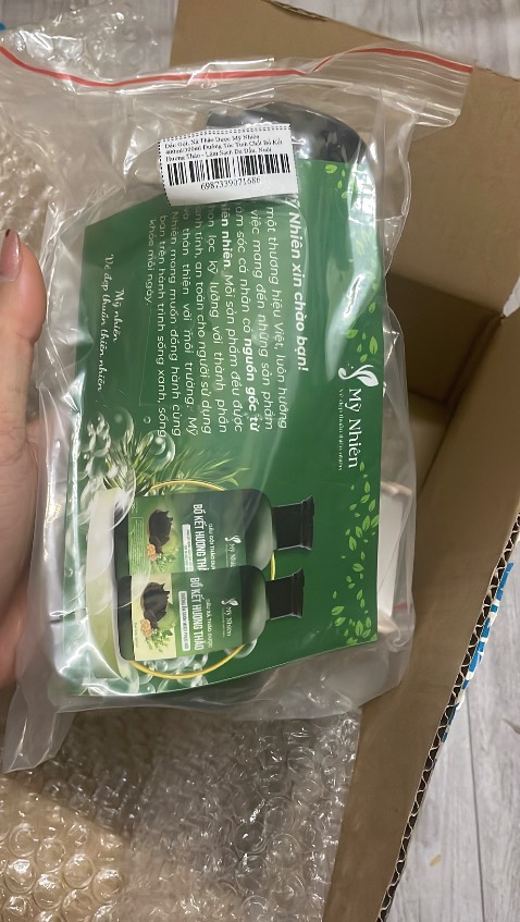 Thơm lắm nha mn ơi, đóng gói siu cẩn thận, shop còn tặng thêm kẹp tóc, có giao hàng siêu tốc nhận hàng trong ngày luôn 👍👍👍 Thơm lắm nha mn ơi, đóng gói siu cẩn thận, shop còn tặng thêm kẹp tóc, có giao hàng siêu tốc nhận hàng trong ngày luôn 👍👍👍