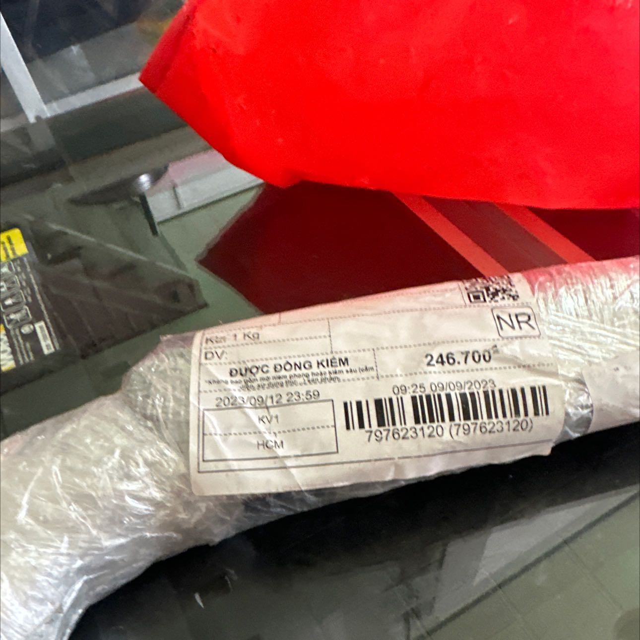 Đặt hàng là kèm bấm kẹp mà shop lại giao của gỗ dung là lua dao