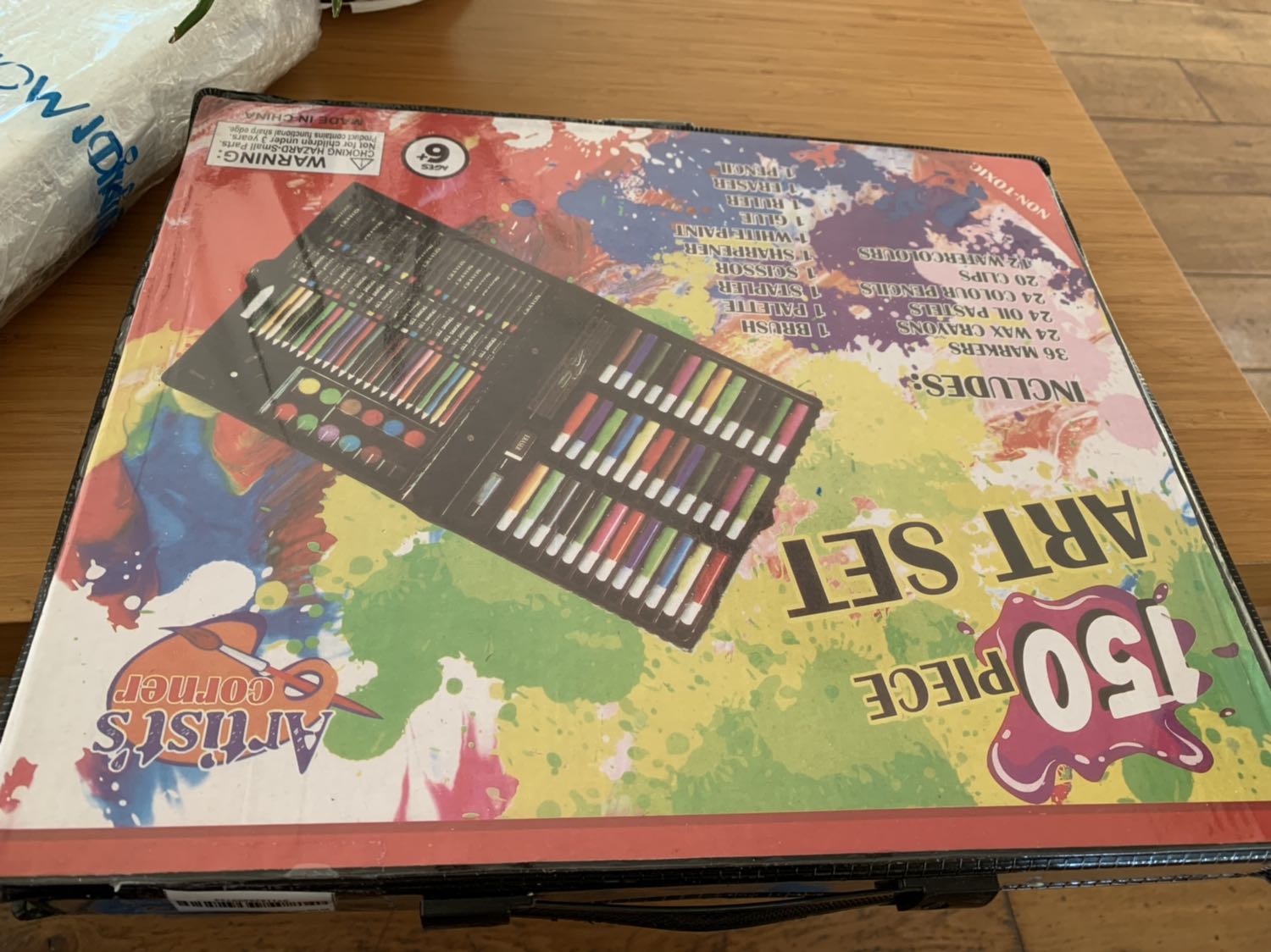 Đã nhận hàng, khá nhanh đặt mới hôm thứ 2 đã về. đóng gói cẩn thận, hộp đủ màu không bị gãy nát gì cả. rẻ hơn ở ngoài thị trường khá nhiều. chất lượng chưa dùng chưa đánh giá nhưng phù hợp với con gái 3 tuổi của mình. nhân viên giao hàng thân thiện. túm lại rất hài lòng. lần sau sẽ ủng hộ shop tiếp! Đã nhận hàng, khá nhanh đặt mới hôm thứ 2 đã về. đóng gói cẩn thận, hộp đủ màu không bị gãy nát gì cả. rẻ hơn ở ngoài thị trường khá nhiều. chất lượng chưa dùng chưa đánh giá nhưng phù hợp với con gái 3 tuổi của mình. nhân viên giao hàng thân thiện. túm lại rất hài lòng. lần sau sẽ ủng hộ shop tiếp!