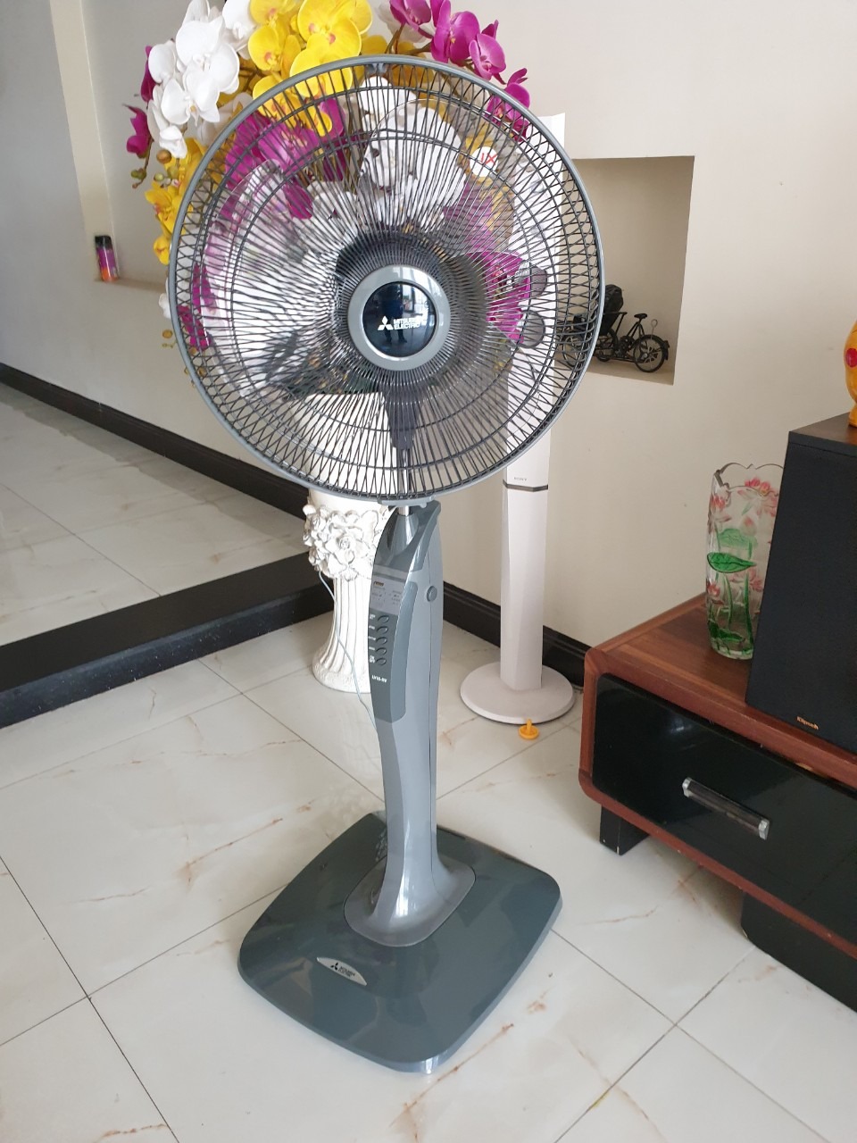 Hàng nhận nguyên thùng, nguyên siêu. Mới 100% theo đúng sản phẩm đã đặt trên hệ thống Tiki, lắp đặt dễ dàng. Quạt chạy êm, remove điều khiển nhạc, có 3 tốc độ gió luồng gió mạnh mát. Về độ bềnh mới mua chua đáng giá được phải chờ thời gian sau. Giao hàng nhanh mới đặt ngày trước ngày sau có hàng. Nhân viên giao hàng vui vẽ, thân thiện.