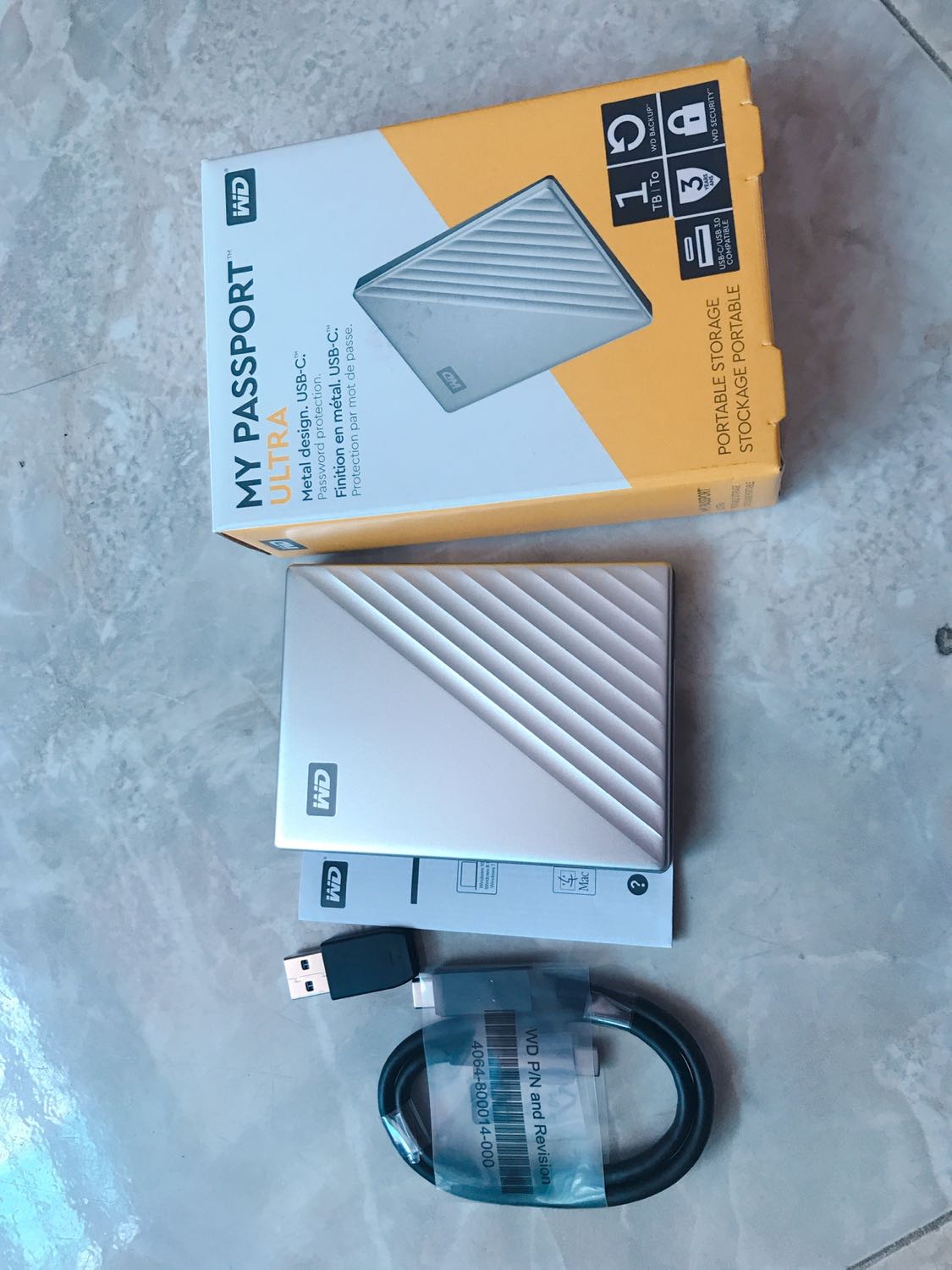 Mình đi dạo một vòng vài chổ bán thì xét về giá tiki tốt nhất. Giao hàng 2 ngày nhận. Phần seal của hộp bị cắt ( có thể là để dán tem của đơn vị phân phối ( hình ). Thiết kế sản phẩm gọn, nhẹ, mỏng và cực kỳ hiện đại. Các bạn sử dụng cổng Usb C để đạt tốc độ ghi nhanh và ổn định. Chạy cực êm và tiết kiệm điện cực kỳ ( so với ổ cứng cùng loại, ko so với SSD ). Bạn nào sài laptop sẽ thấy rõ ngay khi dùng Chế độ Pin mà có sử dụng ổ cứng rời. Về độ bền sài thời gian sẽ rõ.