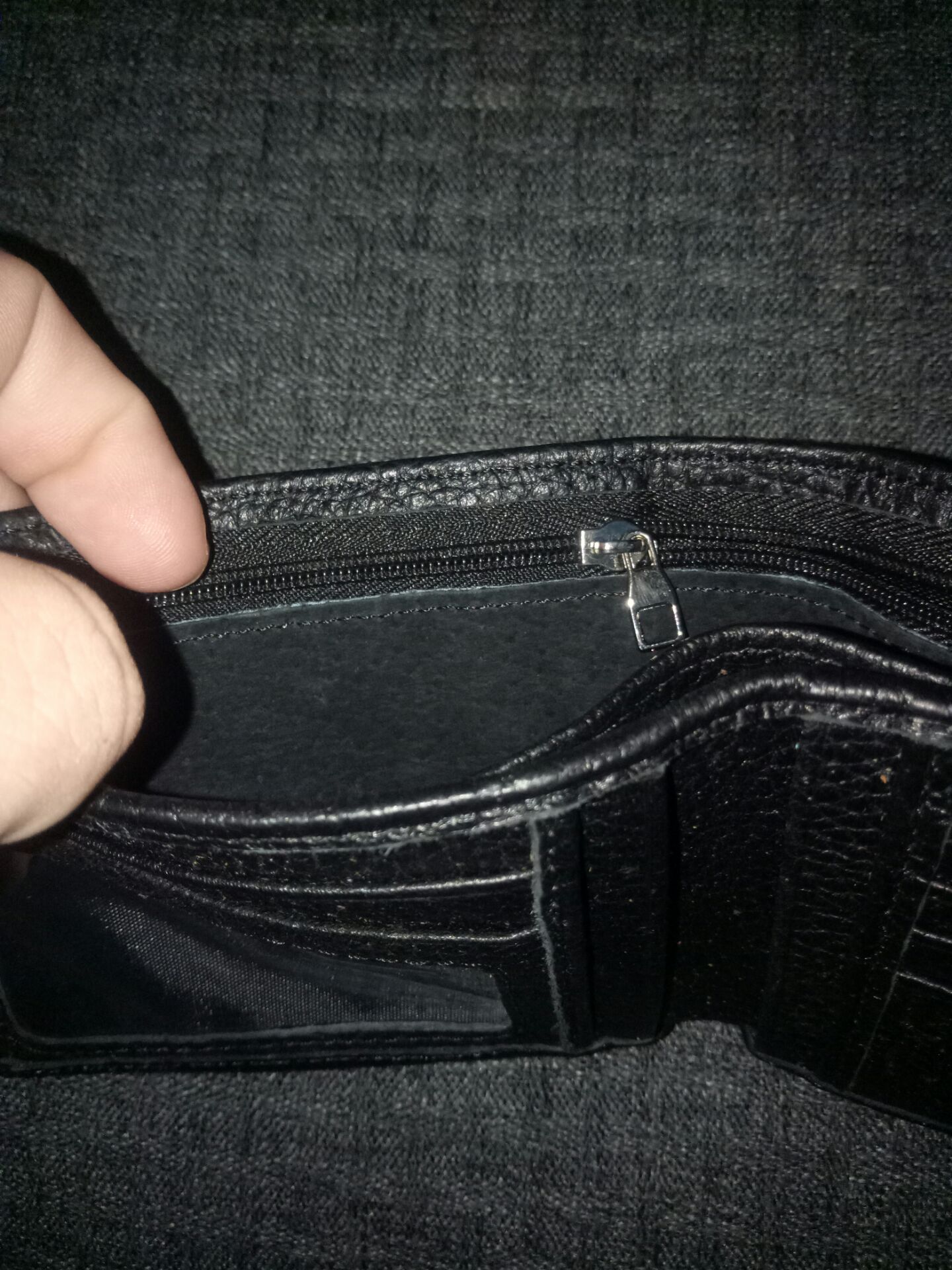 sản phẩm đúng như hình ảnh mà tiki đăng bán 
sản phẩm được gia công tỉ mỉ từng đường chỉ 
sản phẩm tuy mới nhưng không hôi mùi mấy 
có thẻ bảo hành 12 tháng của nhà sản xuất trong đó ghi rõ 
tên sản phẩm 
mã số sản phẩm 
ngày mua 
và có *** để 
gọi khiếu nại 
gọi bảo hành 
và có địa chỉ cửa hàng bảo hành rõ ràng 
sản phẩm cũng rất mềm không cứng 
giao hàng nhanh 
sản phẩm được bọc rất nhiều lớp và kĩ càng ở cửa hàng và tiki cũng vậy 
em trai giao hàng nhanh nhẹn vui vẻ