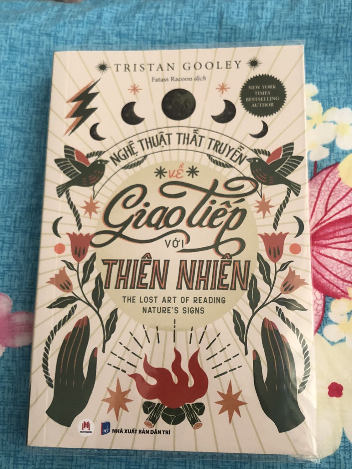 Một cuốn sách tuyệt vời khiến ta thấy được thiên nhiên gần gũi và cũng thú vị như thế nào. Ví dụ như, một chi tiết nhỏ mà ta có thể không để ý, lại nói lên cả một hệ sinh thái được hình thành từ mấy ngàn năm, hoặc cách đặt tên cho thực vật cũng có những nguyên tắc, nguồn gốc hoặc điểm chung nhất định. Kiến thức cung cấp trong sách vô cùng hữu ích, sau khi đọc xong nhất định sẽ khiến mọi người để tâm đến thiên nhiên quanh mình hơn, hoặc là có cảm giác muốn đi du lịch nhưng là để được trải nghiệm, tận mắt nhìn thấy những gì mà tác giả cuốn sách đã đưa ra.