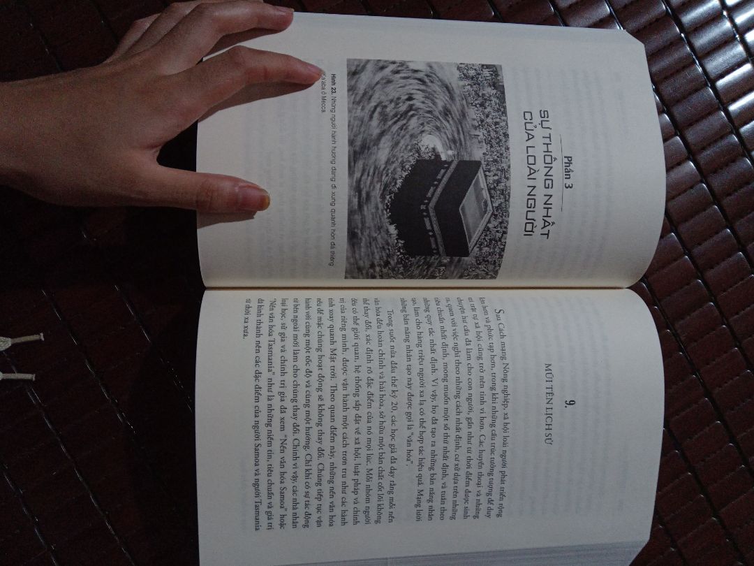 yêu shop lắm ạ luôn đóng gói kĩ , sẽ còn ủng hộ shop lâu dài.
sách to tỏ bố luôn nha mọi người , có thể với những bạn mới bắt đầu nó sẽ hơi khó đọc chút và dễ nản. bạn có thể mua bản truyện tranh
nhưng mà đọc dần thì sẽ thấy bánh cuốn lắm đấy,mk khá thích thể loại khoa học tìm hiểu như vậy nên cá nhân mình thấy nó hay