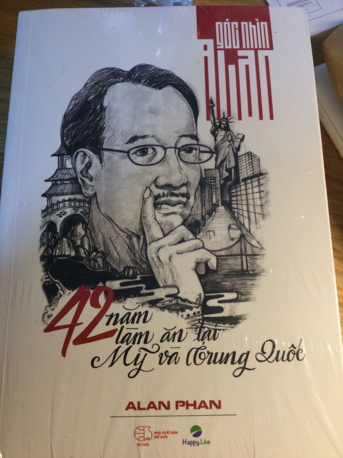 Thật sự rất cảm ơn người giao hàng ạ, vì nhà em có họ hàng bên nước ngoài mà kiếm quyển này không ra nên nhờ em đặt giúp. Em cứ sợ là không về kịp nhưng rất may là anh giao hàng đã chấp nhận lấy hàng cho kịp thời giao. Em 1 lần nữa thật sự rất cảm ơn ạ! Chất sách đẹp, bìa nhìn rất xịn nha, không hề có vấn đề gì về mặt hàng cả! Sẽ ủng hộ shop tiếp nếu có cơ hội ạ!