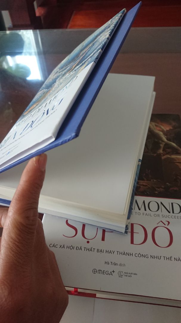 Sách hay nhưng dịch vụ vận đóng gói và vận chuyển quá tệ.
Mình mua 3 cuốn bìa cứng mà chỉ đóng trong 1 hộp catton chật hẹp. Không được đọc xốp.
Giao đến nơi thì hộp bị rách móp hết.
Góc sách bị cong móp rất khó coi.