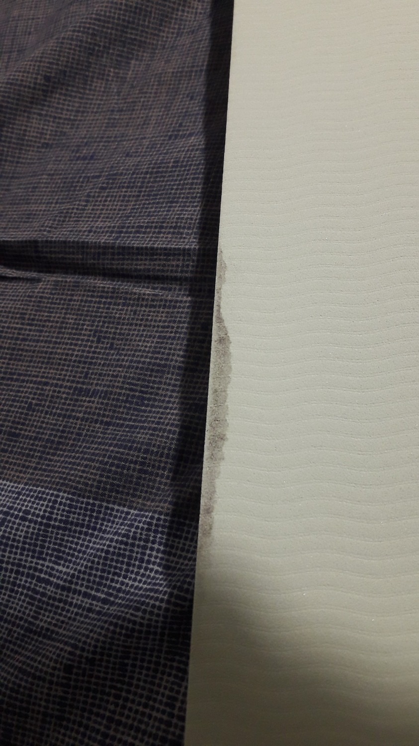 Sản phẩm mua về vỏ ngoài dính bùn xìn cát đen rất nhiều và dính vào thảm một ít. Nghiêm trọng hơn mở thảm ra thì ở thảm bị rách một khúc. Đã liên hệ bên tiki để 19006035 để đổi lại. Nhưng họ bảo cần gửi hình ảnh để xác minh chờ email tiki gửi về email của tôi nhưng không thấy.