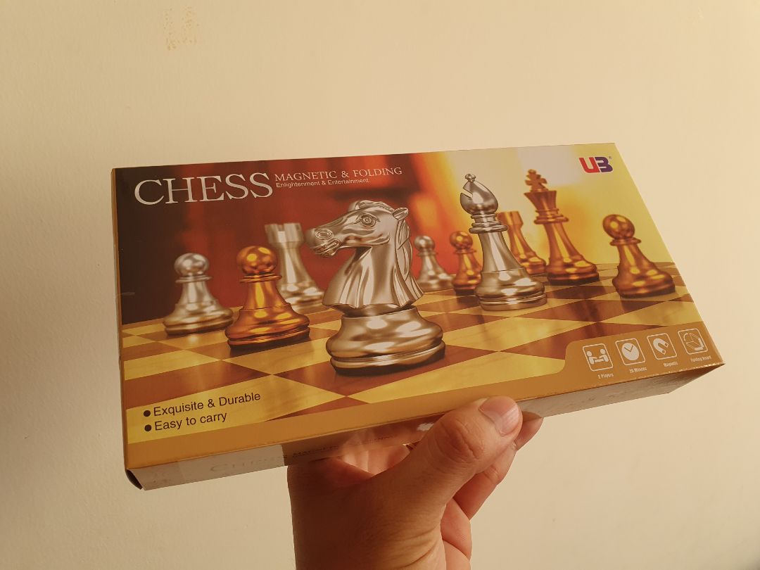Rất đẹp. Nam châm hít vừa phải nên dễ chơi. Quân cờ nhỏ nhưng nhìn rất sang, được chế tác tinh xảo. Gọn gàng nên dễ mang theo. 5 sao là quá xứng đáng!
