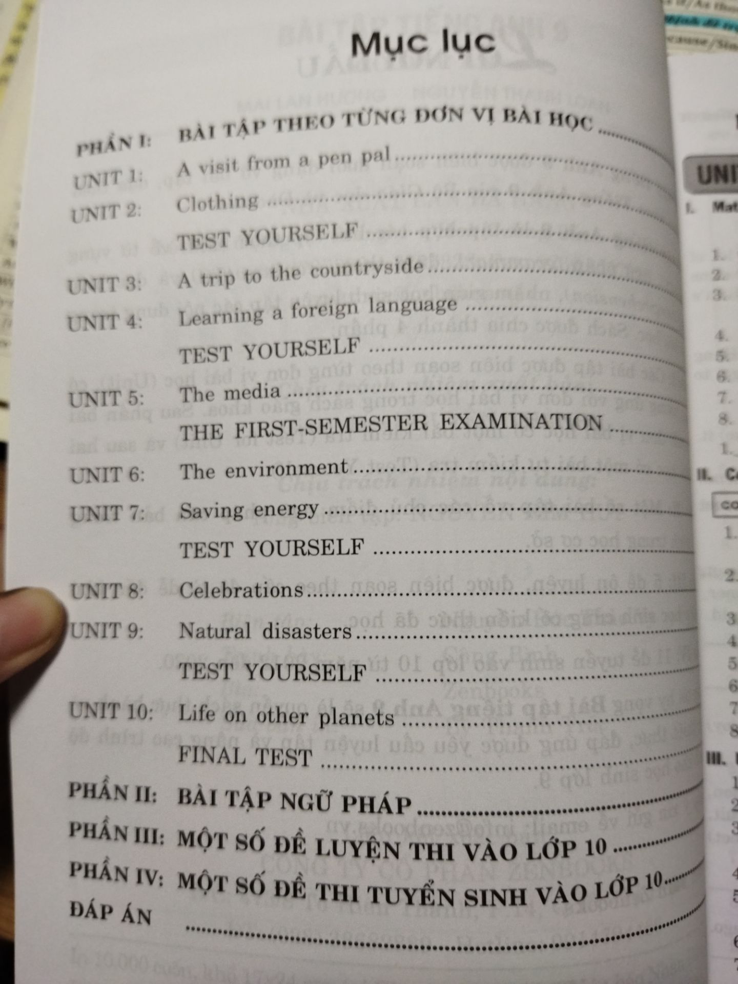 mua 2 quyển trắc nghiệm và tự luận. Giao hàng nhanh, lúc xem bên ngoài thì ấn tượng đầu là sách khá dày, chia thành 5 mục rõ ràng và nhiều bài tập. Mọi thứ đều rất ổn cho tới khi mở ra xem mới vỡ lẽ. Sách theo CHƯƠNG TRÌNH CŨ 🙂