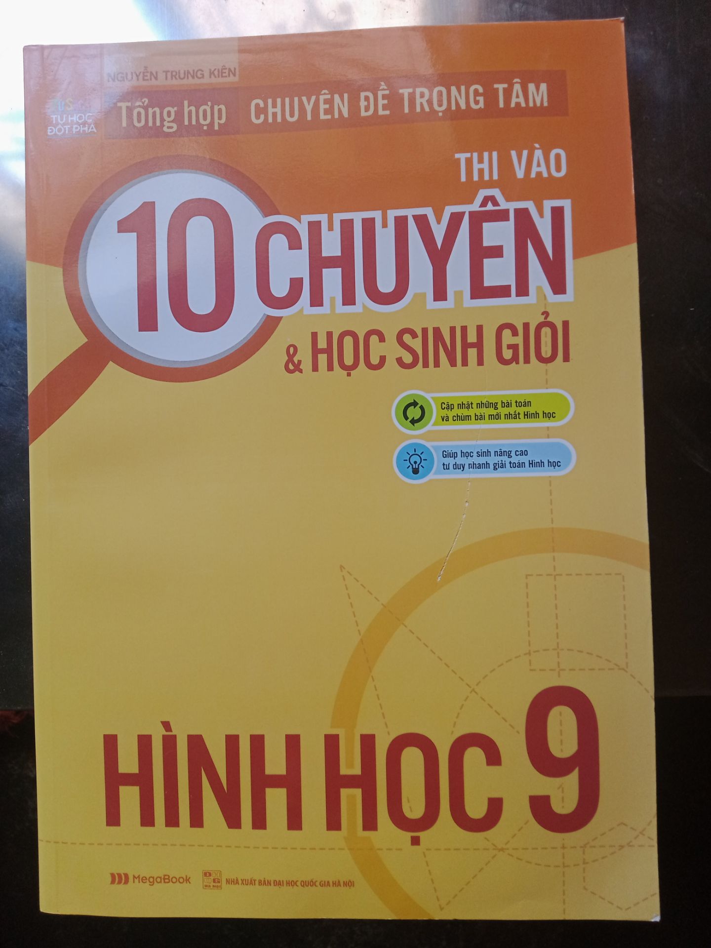 Nội dung sách khá hay, phù hợp với những bạn có ý định thi HSG hoặc chuyên Toán. Sách có khổ giấy to, trình bày khoa học. Tuy nhiên 1 điểm trừ là sách bị xước ngoài bìa.