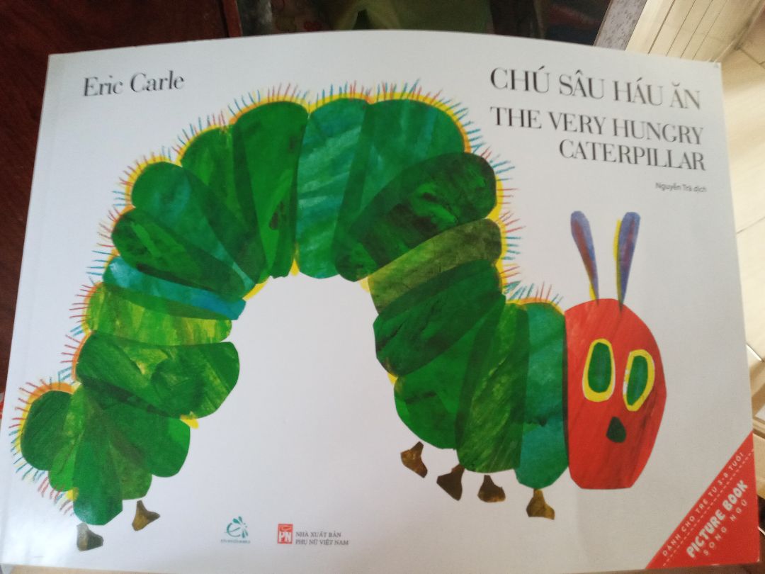 Truyện khá là hay, trang đầu có bức vẽ khá trừu tượng và đầy màu sắc, giúp bé tưởng tượng bay xa, ngoài ra có thể đếm số các loài trái cây, thức ăn mà bạn sâu đã ăn, còn đếm các thứ trong tuần nữa, truyện thích hợp cho bé từ 3 tuổi trở lên