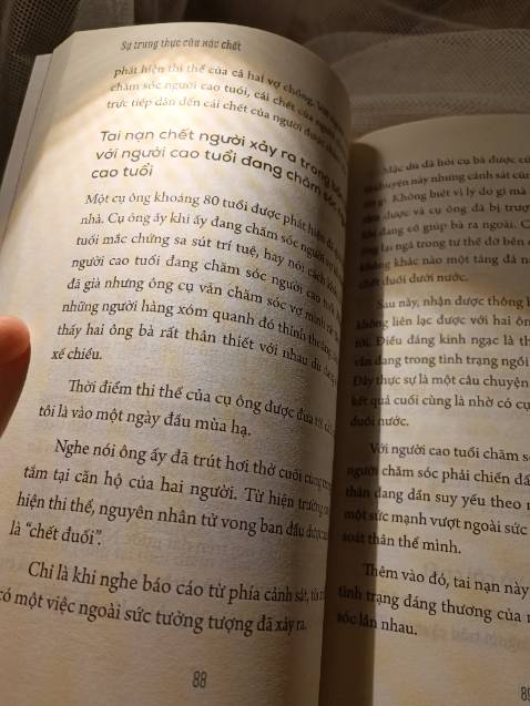 Đọc một lèo khoảng 2 tiếng đồng hồ đc 90 trang, mình quyết định viết review luôn vì quá hay. 12h đêm rồi còn ngồi đọc sách về xác chết đây. Chưa khi nào mà cuốn sách mới mua hôm qua mà hnay đã đọc gần xong như vậy. Mình đọc say sưa luôn, tác giả viết rất logic mà người dịch cũng dịch cực kỳ mượt mà, ngôn ngữ rất dễ hiểu. Tuy nhiên sẽ có nhiều chỗ có thuật ngữ y học có thể gây khó khăn chút cho các bạn ko có chuyên môn, nhưng đừng lo, google một chút là hiểu thôi. Mình chuyên ngành Dược nên ko gặp khó khăn nào, nên có lẽ vì thế đọc cực kì cuốn. 

Hiếm có cuốn sách nào nói về một chuyên môn ít người biết như Pháp y. Nói đến Pháp y có lẽ mọi người chỉ nghĩ đến giám định pháp y để phục vụ điều tra hình sự, nhưng tác giả đã cho biết rất nhiều khía cạnh khác nữa. Tác giả phân chia thành các "kiểu chết" khác nhau như chết vì nghèo đói, chết trong cô độc, chết vì tuổi già, có cả những cái chết hạnh phúc... Tất nhiên vì lý do bảo mật thông tin nên các case giải phẫu tác giả chỉ cho biết những thông tin cơ bản, nhưng cũng đủ để kích thích trí tò mò và tăng hiểu biết cho người đọc rất nhiều. Kết hợp với những thông tin về tử thi, giải phẫu, là rất nhiều những số liệu thống kê mà tác giả đã nghiên cứu để minh chứng cho vấn đề muốn nói. Điều này mình đánh giá rất cao vì nó chứng tỏ tâm huyết của tác giả, viết sách ko phải chỉ để kể lể dăm ba công việc thường ngày, mà còn là đánh giá, suy ngẫm, liên hệ rất nhiều vấn đề trong xã hội.

Sách nói về cái chết cực kì ít, hầu hết chỉ về tâm linh hay gì đó chung chung. Nhưng sách viết về cái chết trực diện, chi tiết, cụ thể (thậm chí với những bạn yếu tim còn có thể thấy sợ) để bàn về sự sống như thế này lần đầu tiên mình thấy. Thật may mắn vì khi đi ra hiệu sách đọc ké được vài trang và về nhà quyết định lên Tiki mua, chứ để mà đợi ai đó review và biết đến cuốn này để mà mua thì chắc mấy năm nữa cũng chưa biết. 

Tóm lại là cực hay nhé các bạn.