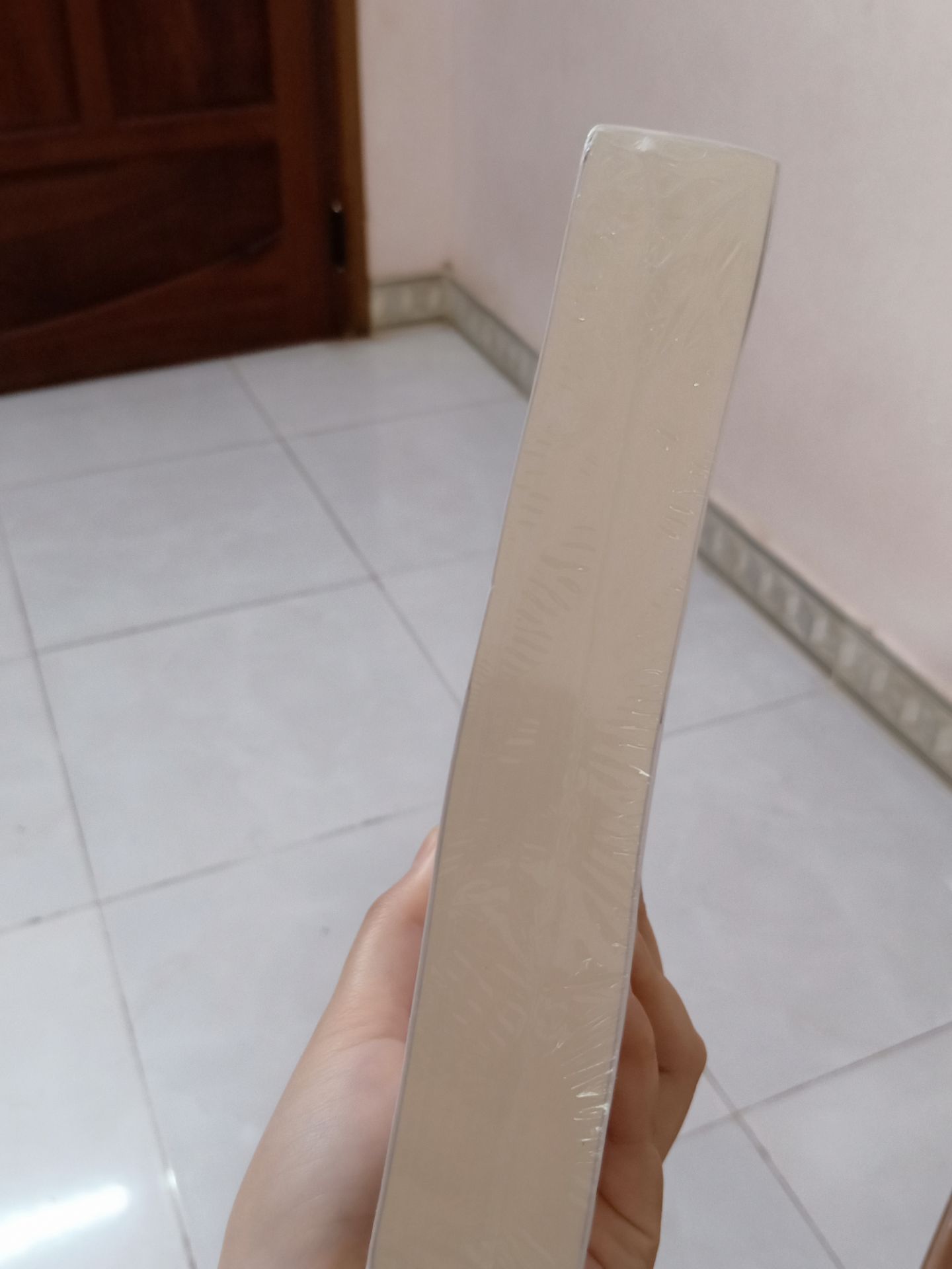 Mình chưa đọc qua quyển này, và cũng chưa bóc bao phía bên ngoài nên về nội dung mình chưa thể đánh giá.
Sách dày, cầm nặng tay, Tiki giao hàng rất nhanh, đóng gói sản phẩm chất lượng, không có boong tróc gì. Mình mua 3 sản phẩm nên được tặng kèm 4 bookmarks.
Many thanks!!!