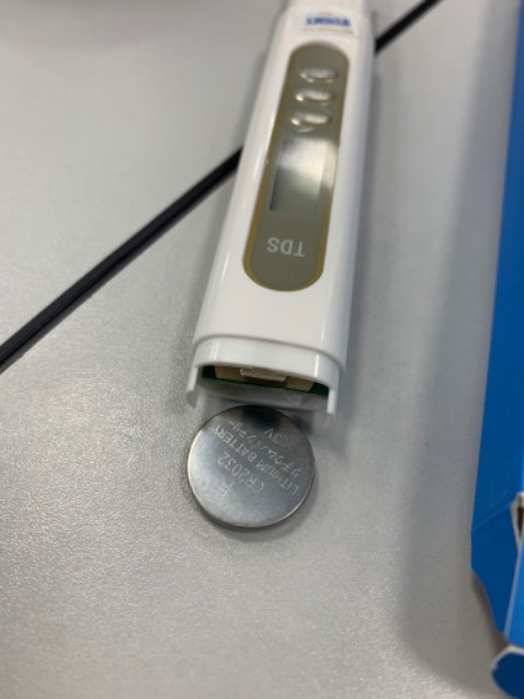 Thấy đo nước uống qua máy lọc thì 25, không qua lọc 30, nước nuôi cá 67. Hok bit thế là chuẩn chưa, pin thì rất cũ, có dấu vân tay.