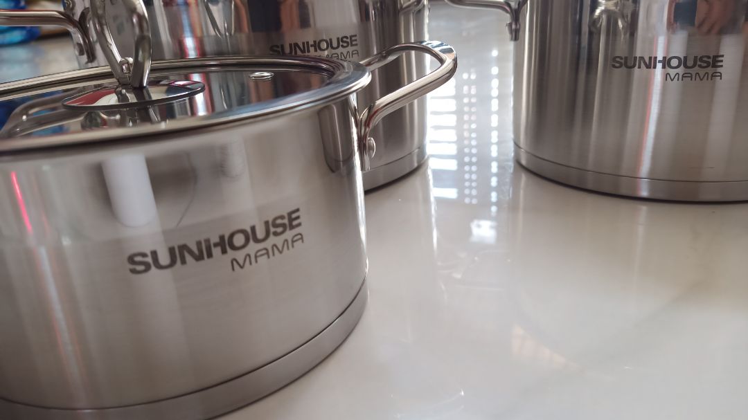 Đáy dày nhưng thành mỏng, inox bóng, chưa đun nấu nên không biết có bền không, trước mắt thấy ngoại quan là đẹp. 
Góp ý Sunhouse nên chèn thêm mút ở đáy nồi những nồi ở trên khi đóng thùng vì con ốc gắn nắp cấn làm trầy đáy nồi.