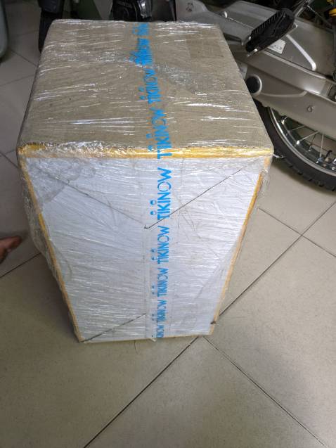 Thùng máy có rách tí nhưng ko sao. Máy mạnh. Cứng cáp. Nặng. Hơi ồn. Ko có chức năng xay hạt khô. Vẫn luôn tin tưởng Bluestone.