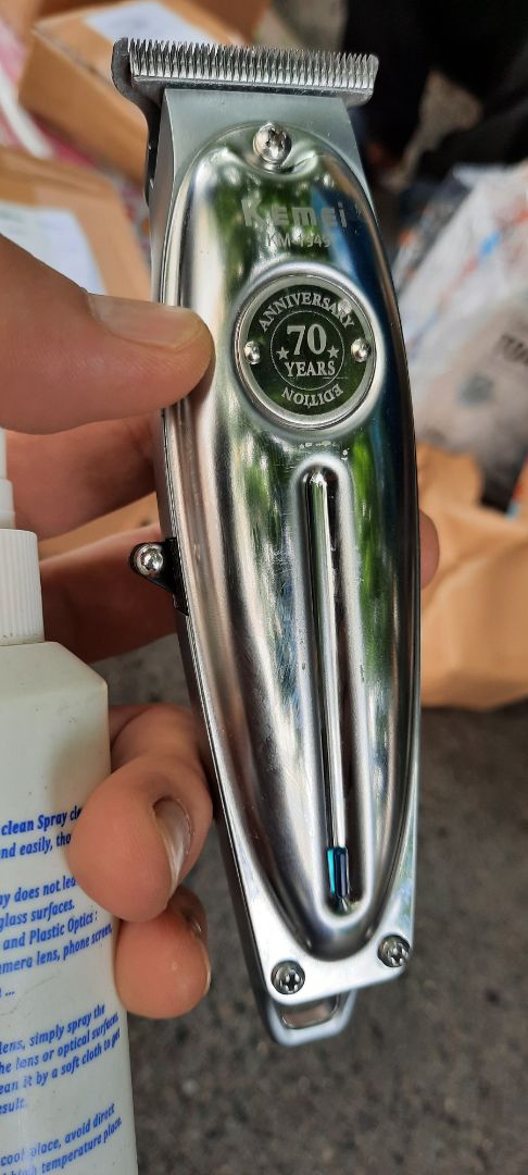 Máy bị trầy, có vẻ như hàng tồn kho, không vừa ý lắm.