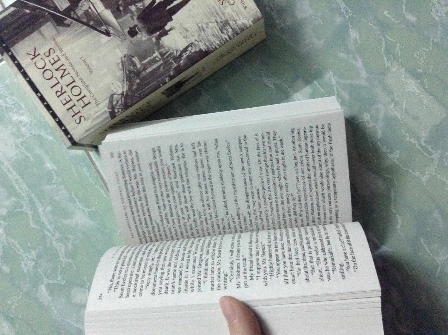 mình không ngại sách nhỏ, nhưng front chữ nhỏ quá, bản lề sách cũng quá gần giữa 2 trang sách làm mình đọc rất nhức mắt, cảm thấy đọc không thoải mái và đọc lâu thì chịu thua luôn (mỗi lần nhớ truyện là đọc toàn bộ từ đầu đến cuối)). Bìa sách bị gãy nhẹ. Mình đọc sách rất khó tính và Sherlock là bộ ưa thích của nên khá thất vọng.