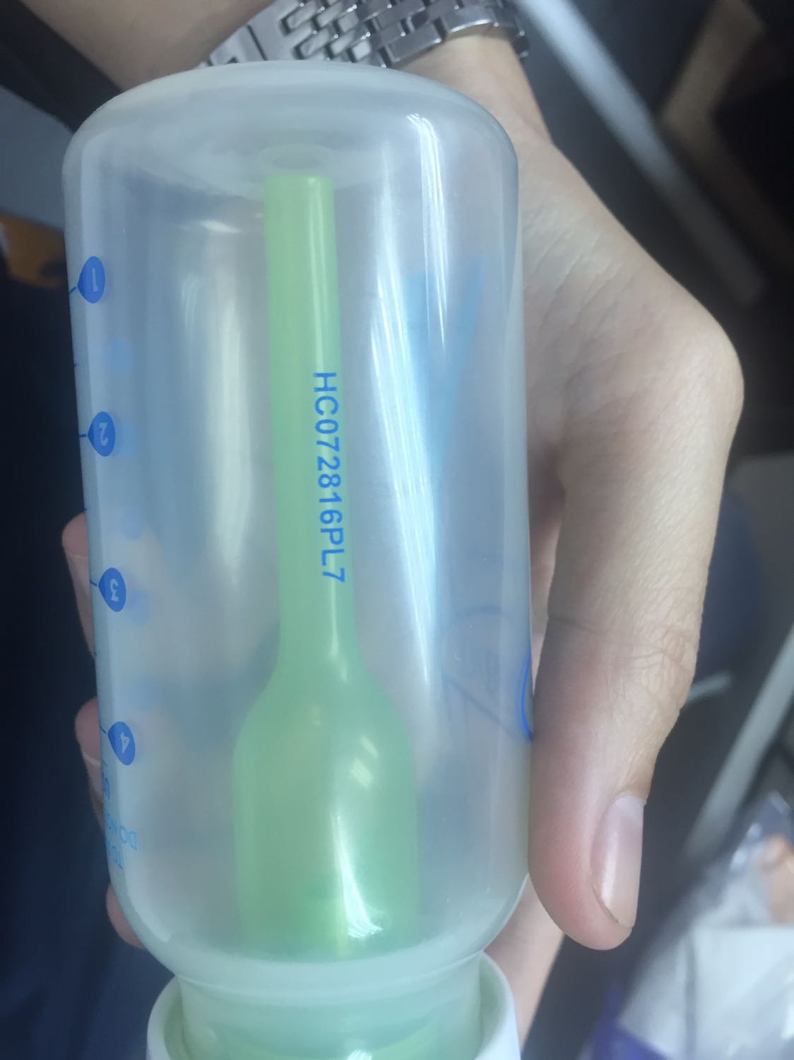 Hộp bị mở sẵn. Bình sữa từ 2016. Cận với hạn sử dụng bình như khuyến cáo HSD 5 năm