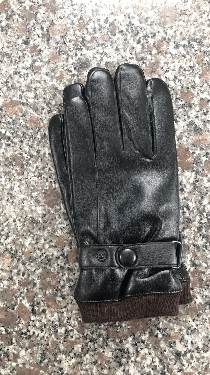 Shop đóng gói cẩn thận giao hàng nhanh mặc dù đang dịch. Khá là vui. Sản phẩm thì khá là tốt. Da chắc chắn, độ co giãn cao. Lớp lót nỉ lông tạo cảm giác bó sát, êm và dễ chịu khi sử dụng. Cảm ứng điện thoại ok, vuốt như không đeo luôn. Rất hài lòng. Sản phẩm đáng mua các bạn ạ.