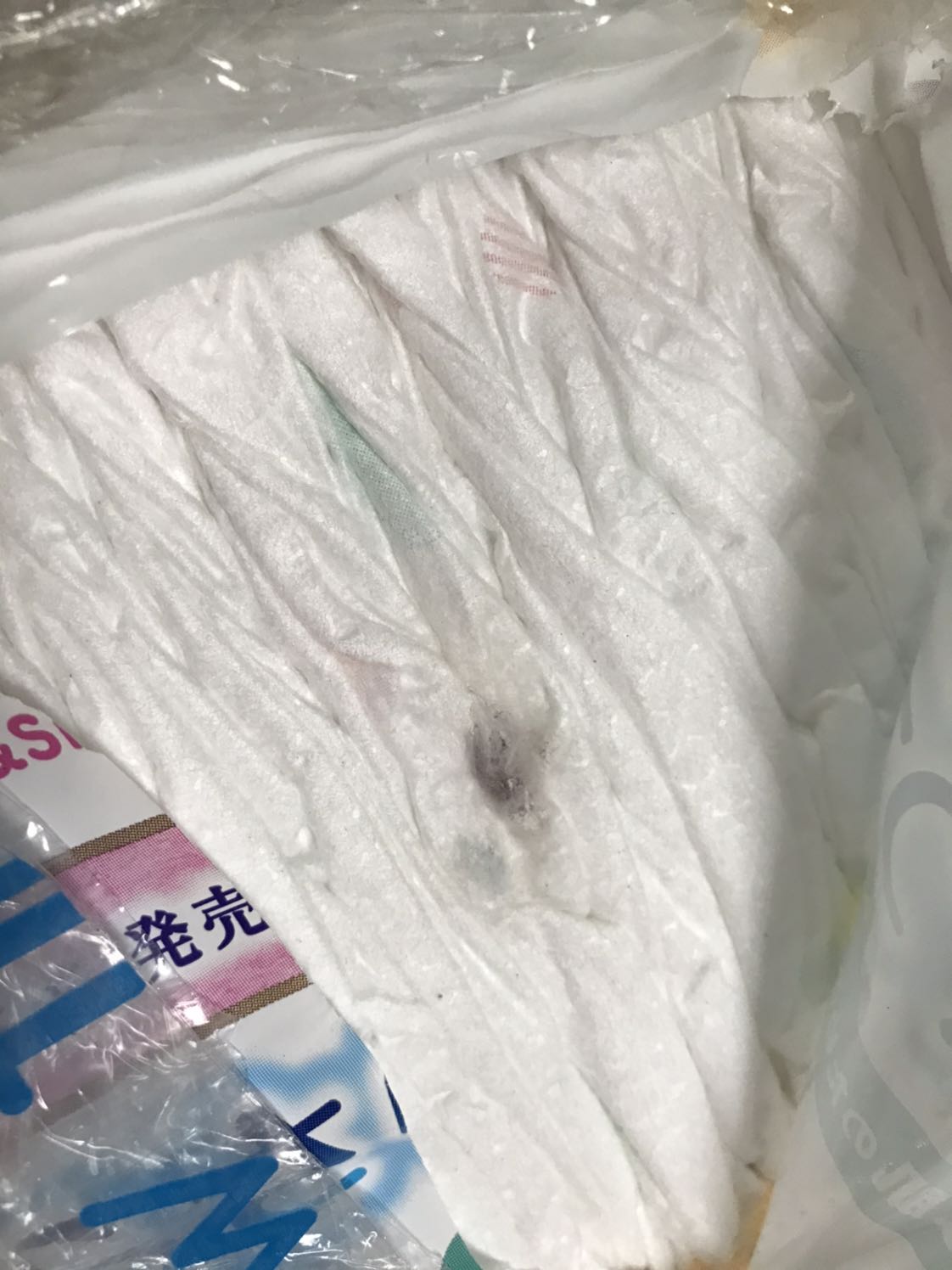 Mình mua hàng Tiki rất nhiều lần. Nhưng lần này rất kg hài lòng. Các bạn đóng gói lần sau phải cẩn thận hơn. Tả cho con nít xài mà đóng gói ẩu tả rùi đem giao khách như vậy là không được.
Về chất lượng tả thì rất tốt, con mình sd từ lúc mới sanh đến giờ.
Mình đánh 2 sao cho việc đóng gói quá tệ.