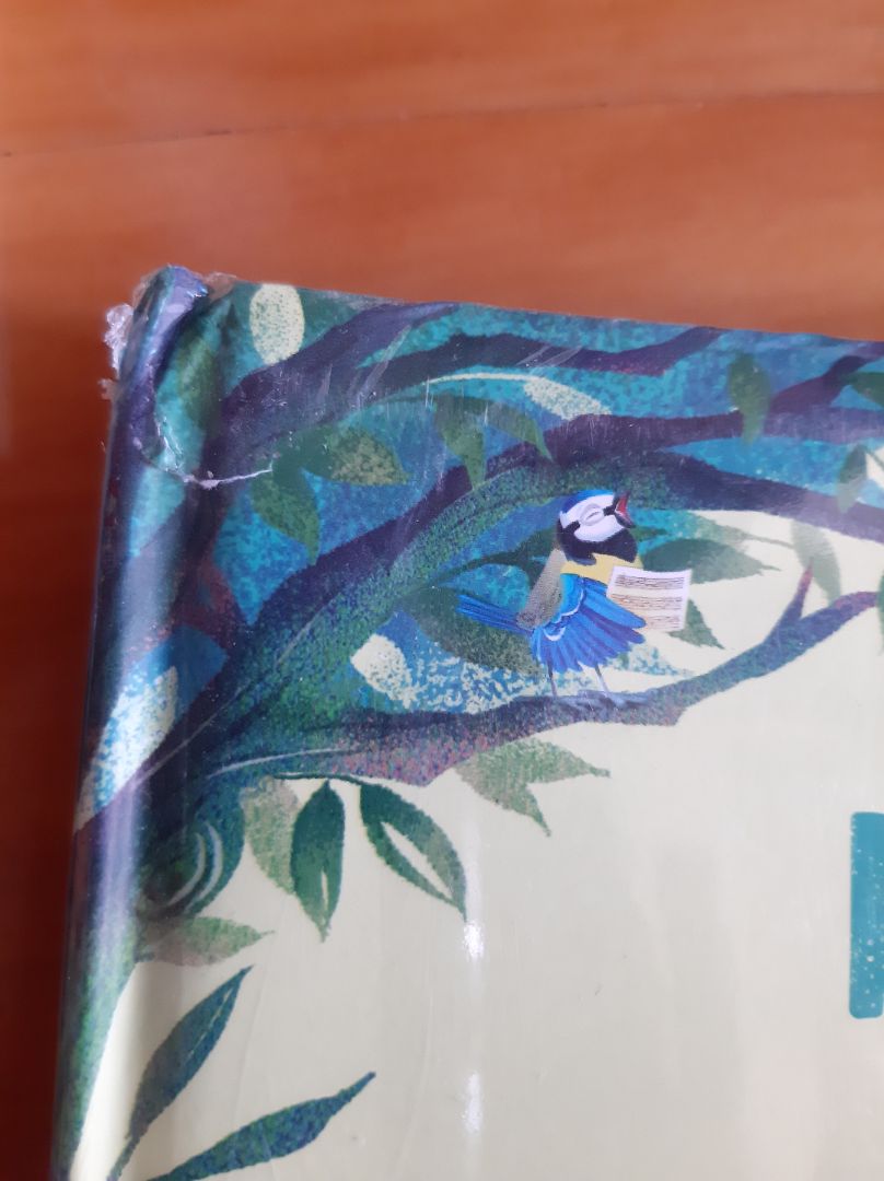 đơn hàng bị tách ra gửi lâu hơn bình thường hôm dọn kho sách nhã Nam là nghi nghi rồi. hôm giao hàng nhìn hờn luôn, bị bễ hộp, mà sách lại ko được bao kỹ nên sách bị bể góc luôn, mặc dù là bìa cứng còn mới nguyên seal. 
trước đó là mình đã mua cuốn "thần lùn" trong bộ chuyện này rồi nên mới mua thêm cuốn này. sách rất hay và minh họa siêu đẹp