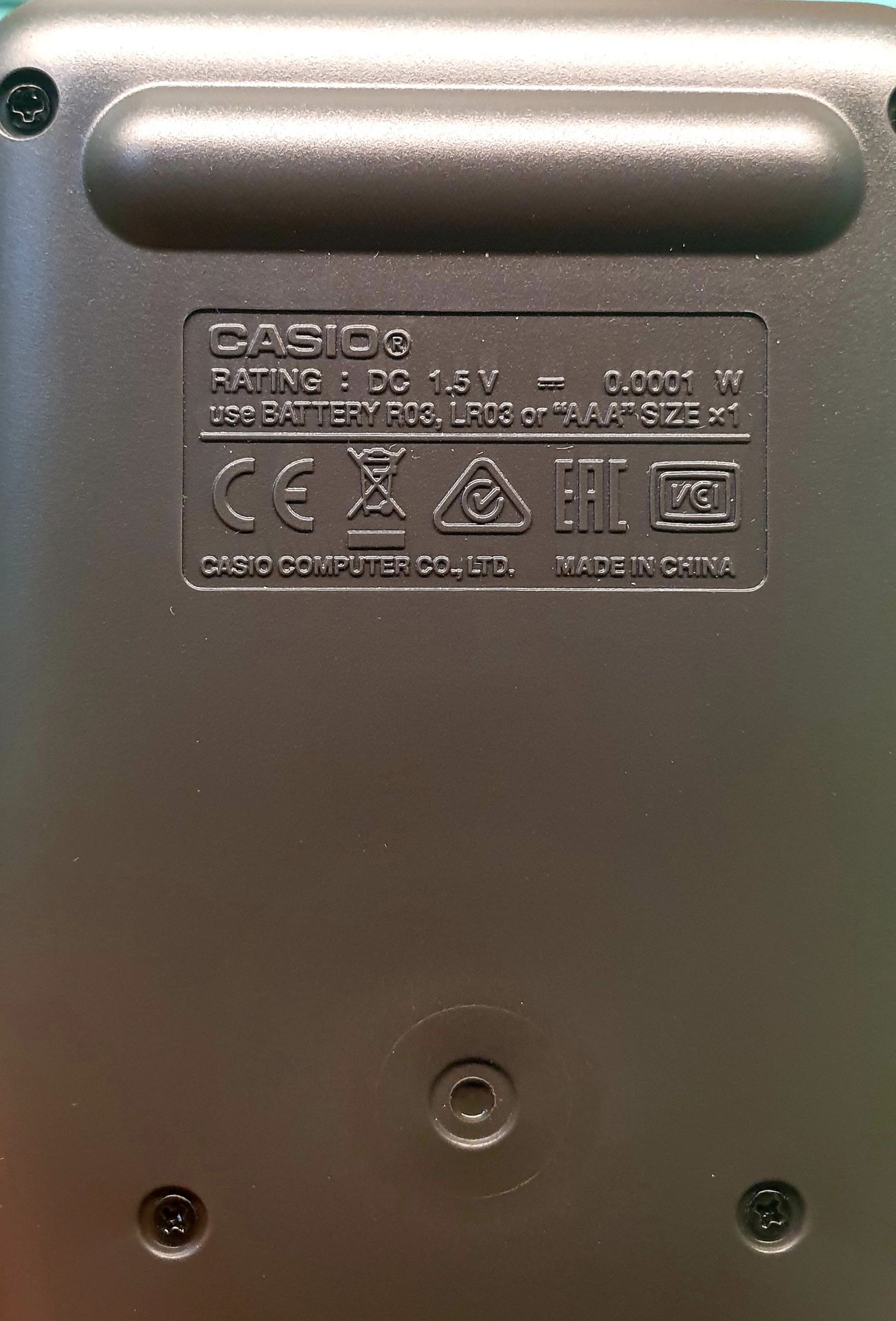 1 lần nữa bất ngờ về tốc độ giao hàng của tiki, mặc dù giao đi tỉnh, chưa đầy 24h nhận luôn.
Có điều, hộp đóng gói ghi hàng dễ vỡ, nhưng bên trong không được bọc chèn xốp hay nilon hơi chống sốc, rỗng không, hộp máy tính lọc xọc bên trong, nên không hiểu sẽ chống va đập kiểu gì nếu rơi.
Điều thứ 2, khi lấy hộp ra, rõ ràng hộp đã bị bóc, không còn nguyên tem, mặc dù có thể tạm hiểu là bị bóc ra để dán tem nhà phân phối. Tuy nhiên đánh giá đây là cách làm rất rất cổ và không chuyên nghiệp. Hãy học các bạn doanh nghiệp nước ngoài, hàng mua nguyên đai xuất từ nhà máy, họ quản lý theo mã vạch hoặc barcode. Ít ra khi bóc hàng dán tem, nên bỏ vào tờ giấy thông báo và xin lỗi khách hàng về sự bất tiện.
Đánh giá tiki 5 sao, NPP 4 sao, tổng vẫn để 5 sao.