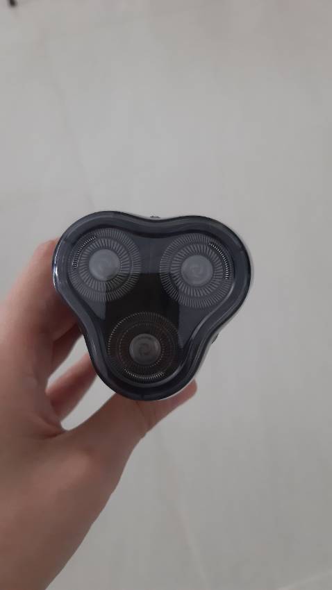 Máy chạy êm, cạo sạch nhanh, rất chất lượng, và ưng ý, dễ cầm chắc tay, mới mua nên mình cũng k biết pin sử dụng được không, đóng gói kỹ, giao hàng nhanh, cảm ơn shop...