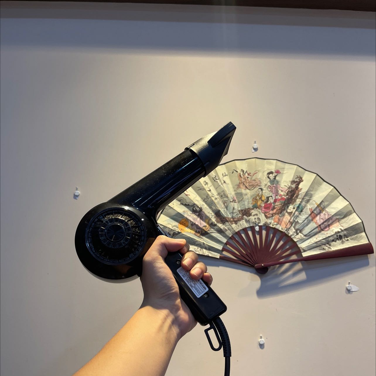 Thiết kế đẹp , lạ . Mode thổi nóng vừa đủ không quá nóng . Made in da băng hy vọng sẽ đc bền lâu 😁