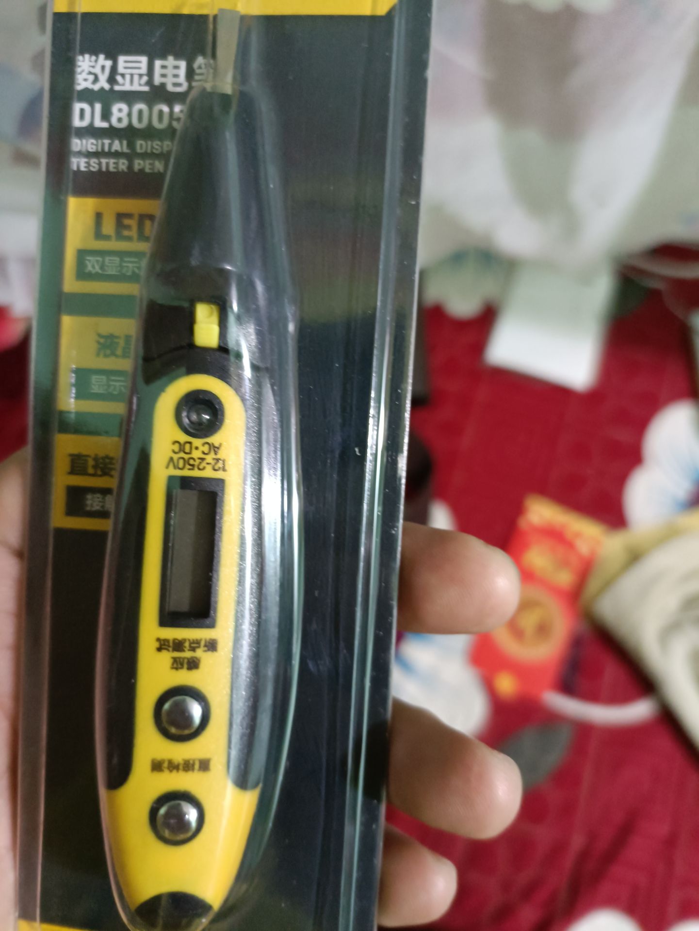 Mình từng sài nhiều loại ưng nhất vẫn là deli. Bút có nhiều chức năng đo và đo cảm ứng điện cao áp. Bút chắc chắn có đèn. Ai sài lâu nên mua thêm pin cho nó