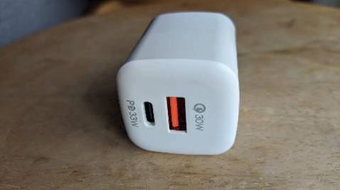 Điểm mạnh là hợp với hầu hết tất cả sạc nhanh cho đt: Xiaomi Turbo, Samsung Super Fast 25W, iPhone 18W, 20W, 30W, QC 3.0

Điểm yếu là khi sạc 2 thiết bị cùng một lúc thì mỗi thiết bị chỉ sạc được 12W là max

Hiện tại rất ít củ sạc có giá này mà có thể sạc thích ứng với nhiều hãng khác nhau như PD5006.  5 sao