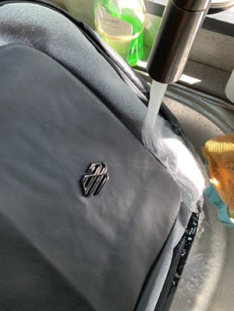 Balo đẹp lắm shop. Laptop mình to 17.3 inch may vẫn vừa luôn. Bên trong còn rất nhiều ngăn rất tiện vì mình hay đi công tác. Tks shop. Rất hài lòng