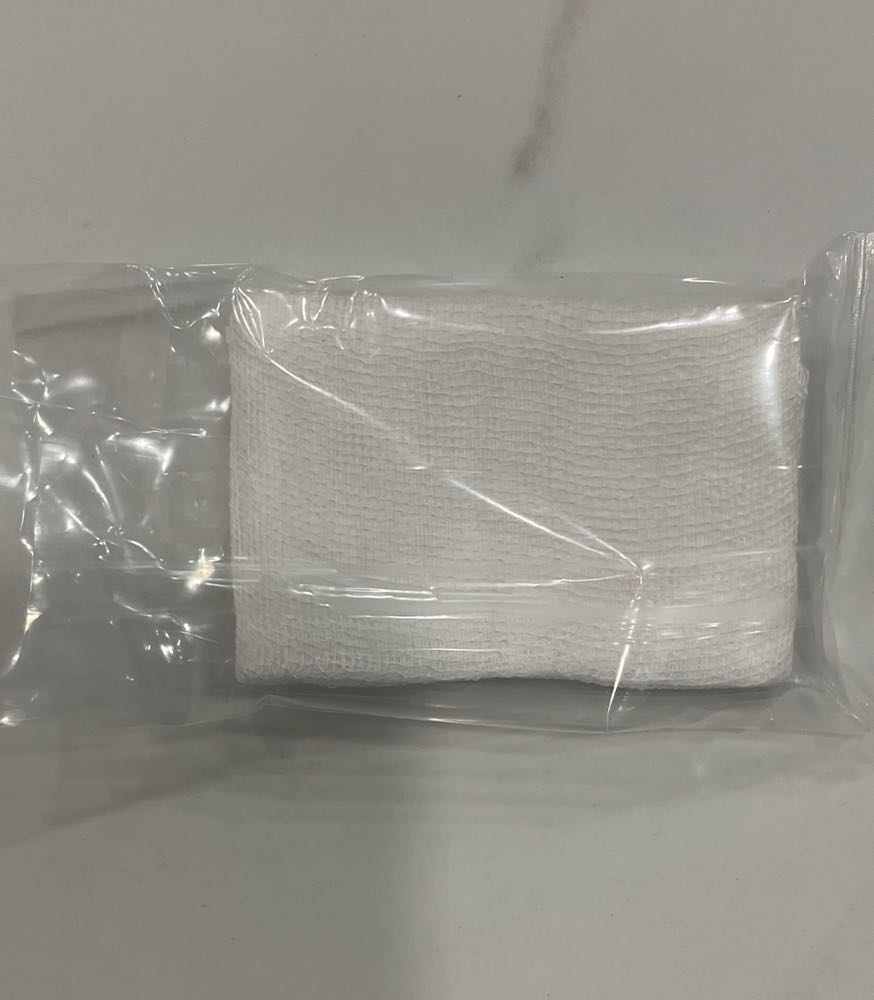 Gạc này đóng gói chung 10 cái 1 bịch, không phải riêng lẽ từng cái. Shop có chủ động liên hệ mình giải quyết nên mình sửa lại đánh giá. Sản phẩm vẫn cần thêm thông tin chi tiết hơn.