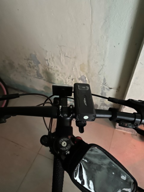 Đèn rất sáng. Lắp vào đi lúc tối trời yên tâm hơn hẳn.