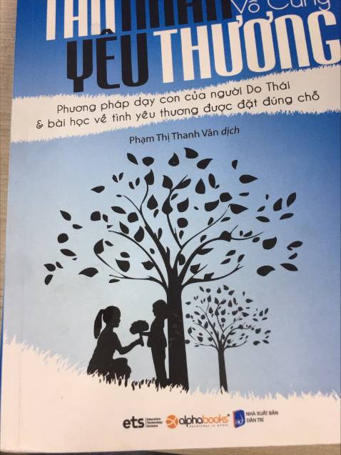 Mình mua sách để tặng người thân mà sách nhìn như đã qua sử dụng, nhiều vết bẩn ở bìa sách, mép sách còn hơi rách nữa. Huhu. Thế này thì sao mình đem tặng được? Chưa lần nào mình mua sách mà chất lượng lại kém như lần này. Thất vọng quá