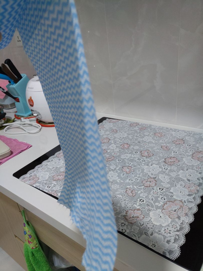 Chất liệu lại rất mỏng, thường phải xài 2 miếng chung với nhau. Như khăn ướt mà có khi còn mỏng hơn. Giá rẻ nên cũng không hi vọng nhiều .. Giặt sơ 1 lần là gần như tơi tả.. kiểu này hơi hại môi trường do phải xài quá nhiều..