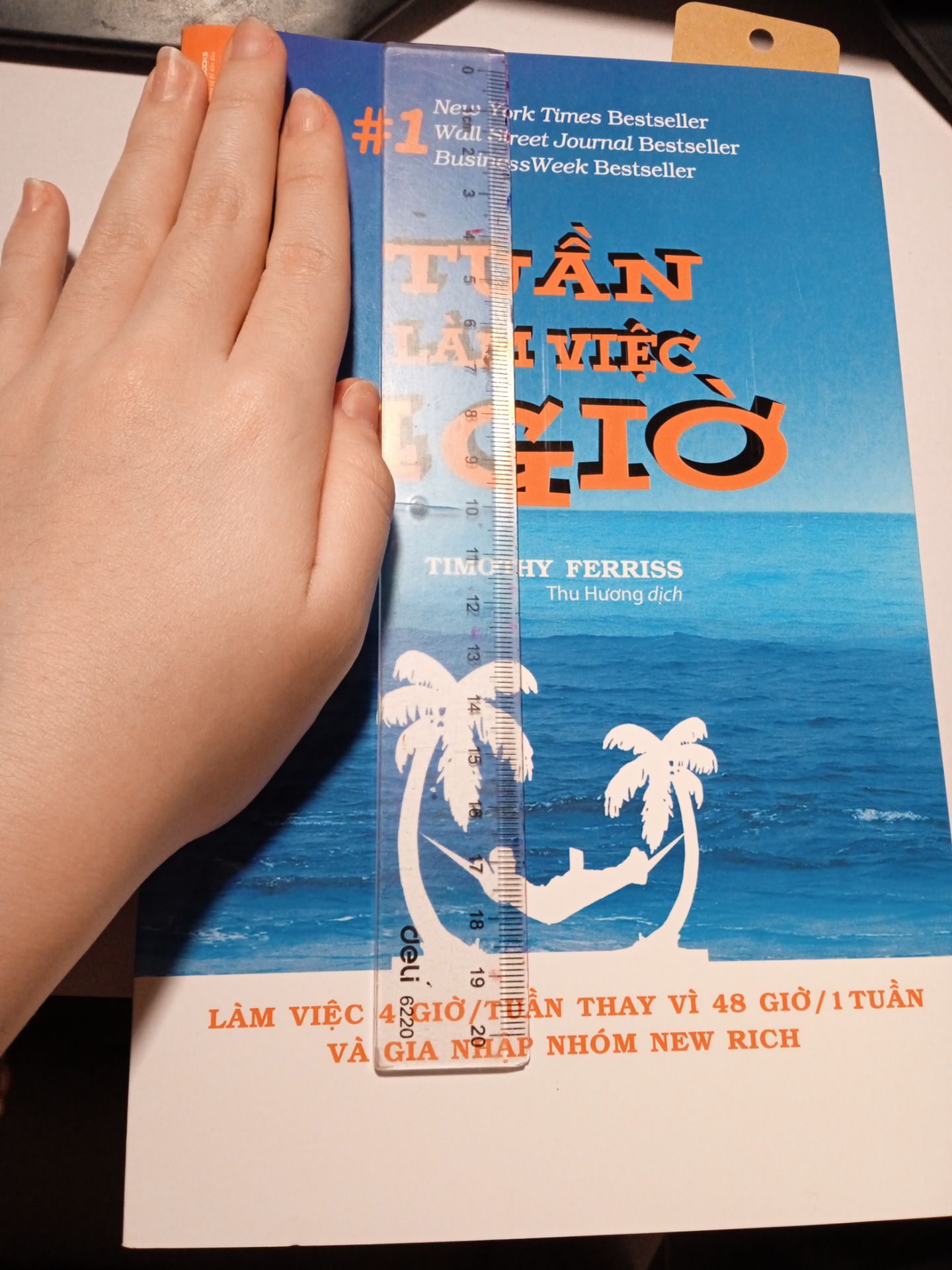 Cảm nhận đầu tiên là sách to *** =)) thứ 2 là dày cực. Đọc sách xong mình lên được kế hoạch cụ thể cho tương lai và ước mô. Học được mẹo làm việc 4 tiếng thay vì 48 tiếng mà vẫn tích lũy được tiền. Nói chung sách hay, nên mua đấy. Khâu giao hàng cũng ổn, có vài lỗi nhỏ không đáng kể, trộm vía sách không nát gáy bao giờ.