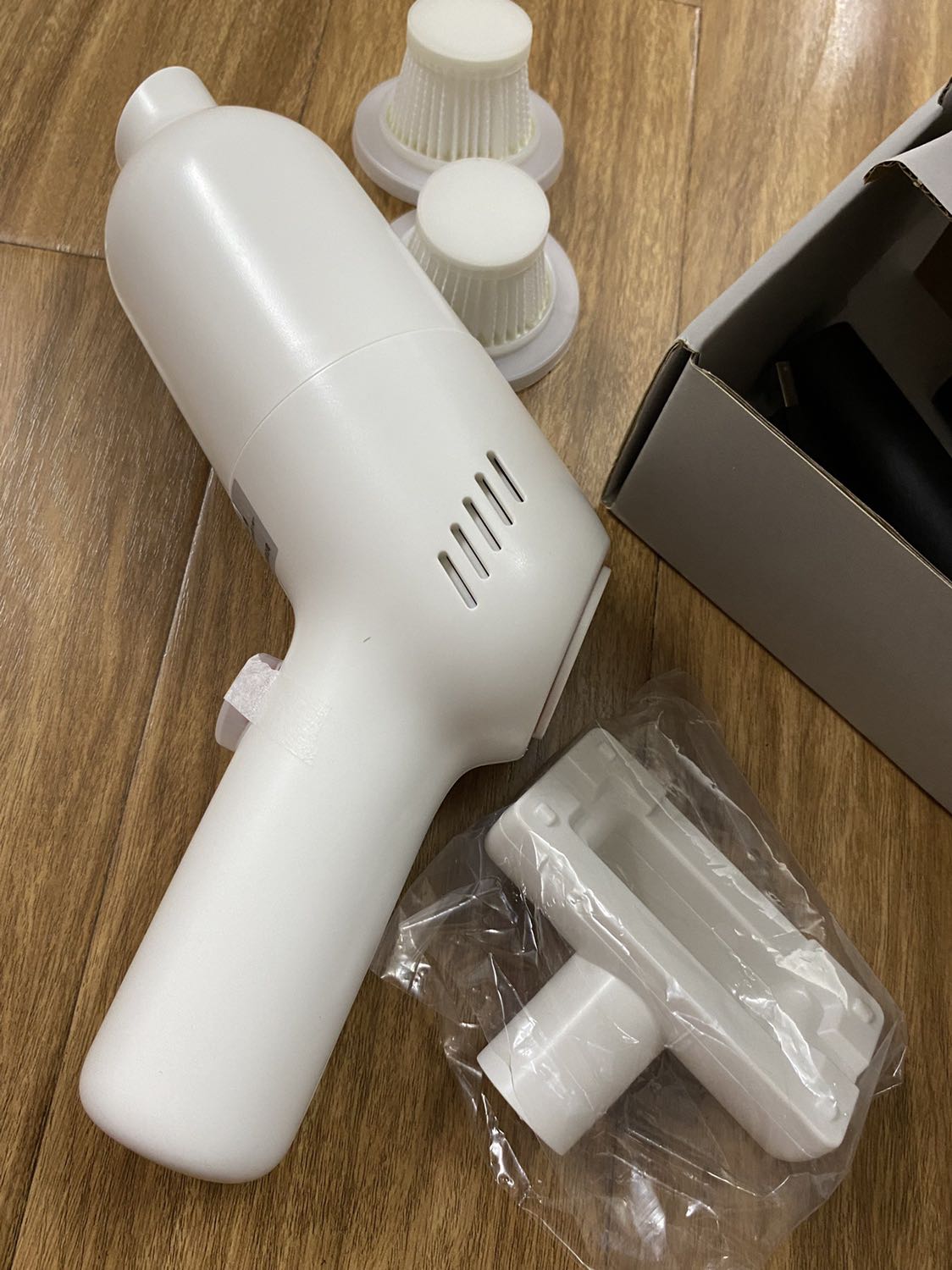 Máy đẹp, giao hàng nhanh. Máy dùng ổn áp, hút bụi bàn phím, tóc tai... dùng tiện ở nhà và xe ô tô. Pin khá trâu.