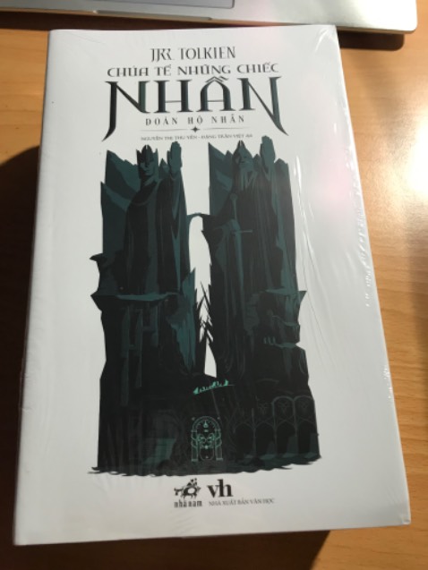 Sách ổn. Tuy nhiên có một cuốn bị móp nhẹ phần đầu và một cuốn có bìa áo hơi nhăn nhẹ phần đầu. Đồng thời, đóng hàng cũng rất sơ sài và không được chống sốc. Nhưng được cái là giao hàng rất nhanh và shipper cũng rất dễ thương. Dù vậy thì vẫn hơi hụt hẫng vì chất lượng sản phẩm vẫn chưa được như mình kỳ vọng.