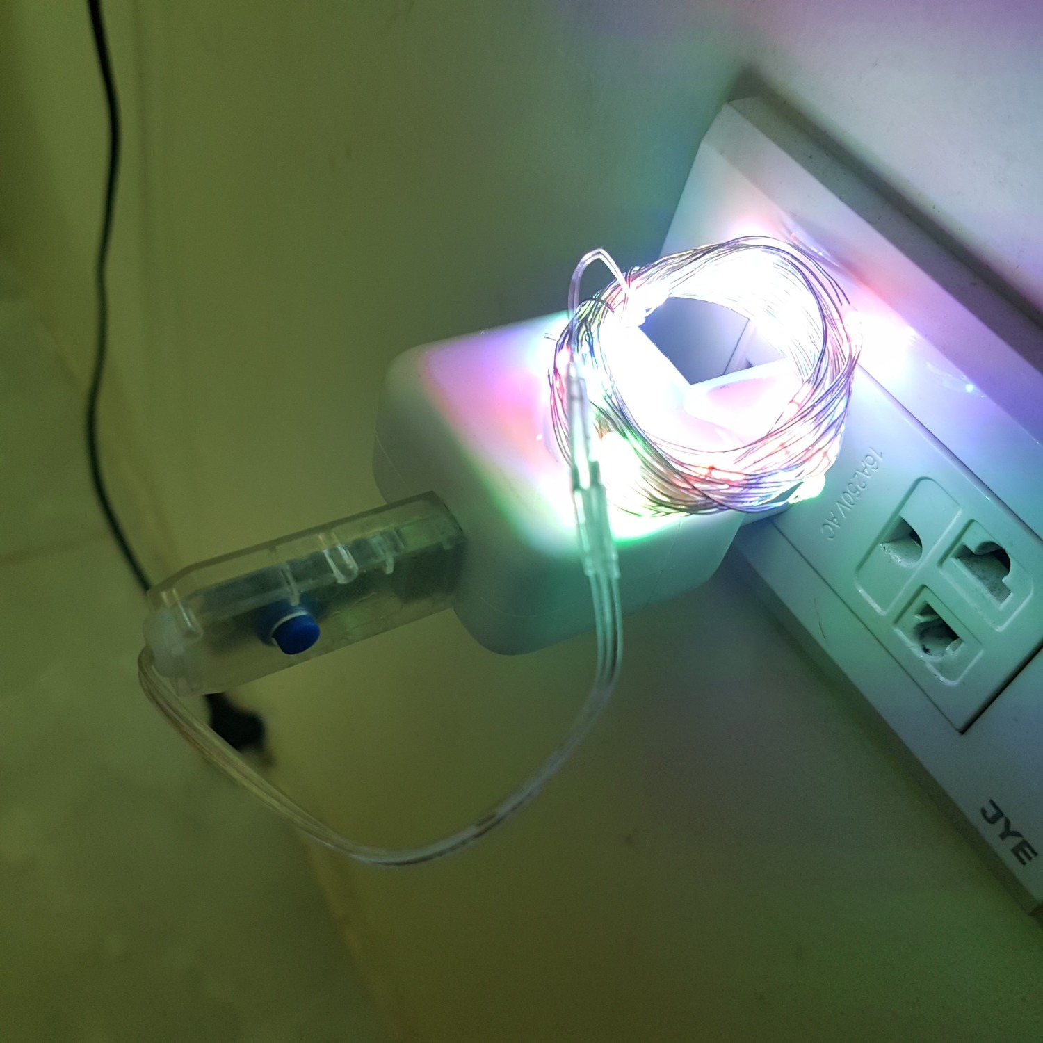 Đèn có điều khiển tăng giảm độ sáng và chọn 8 chế độ nháy. Mình thấy rất tiện.
Đèn siêu đẹp, lại có thể cắm vào cốc sạc hoặc sạc dự phòng nên không phải thay pinx