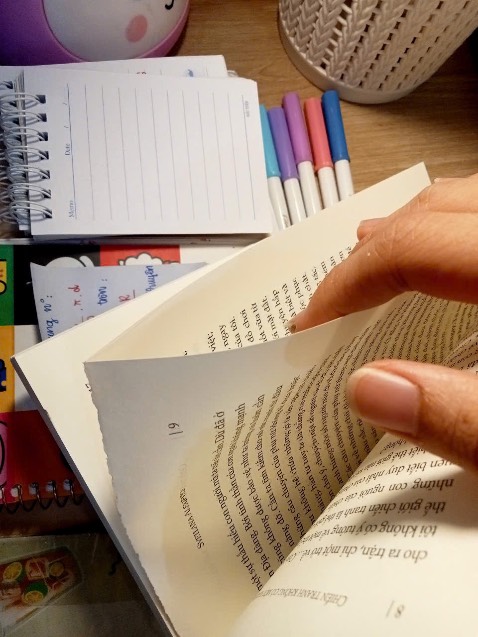 Sách cảm giác như hàng cũ, bìa bị dập, rách, giấy bên trong bị rách và dính vào nhau, 1 phần giấy còn bị lem mực. Mặc dù giá rẻ nhưng không thể chấp nhận được với chất lượng sách như này. 1 vết rách thì mình còn giữ lại đọc được nhưng nhiều lỗi như thế này thì mình cần TIKI đổi lại sách khác cho mình😭😭