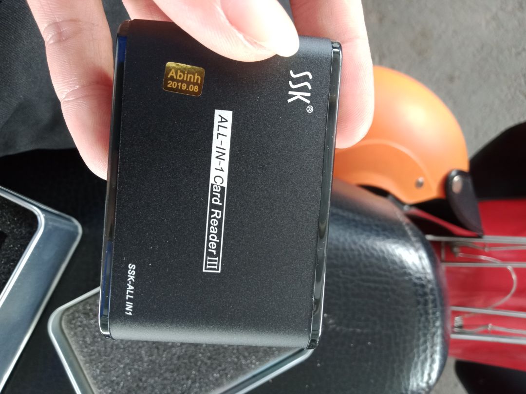 đầu đọc thẻ được bỏ vào hộp chống sốc khá chắc chắn, có các loại thẻ, nhưng cáp kết nối lại là đồ cổ lỡ lm mất thì hơi mệt .