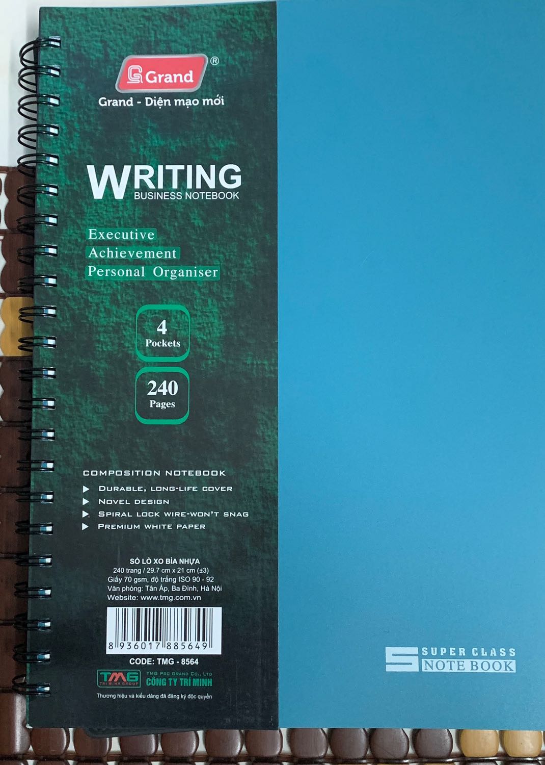 Quyển gáy lò xo dễ dùng, có các tấm cách thành 4 ngăn tiện chia theo chủ đề để ghi chú. Bìa ngoài bằng nhựa sẽ hạn chế gãy bìa tập