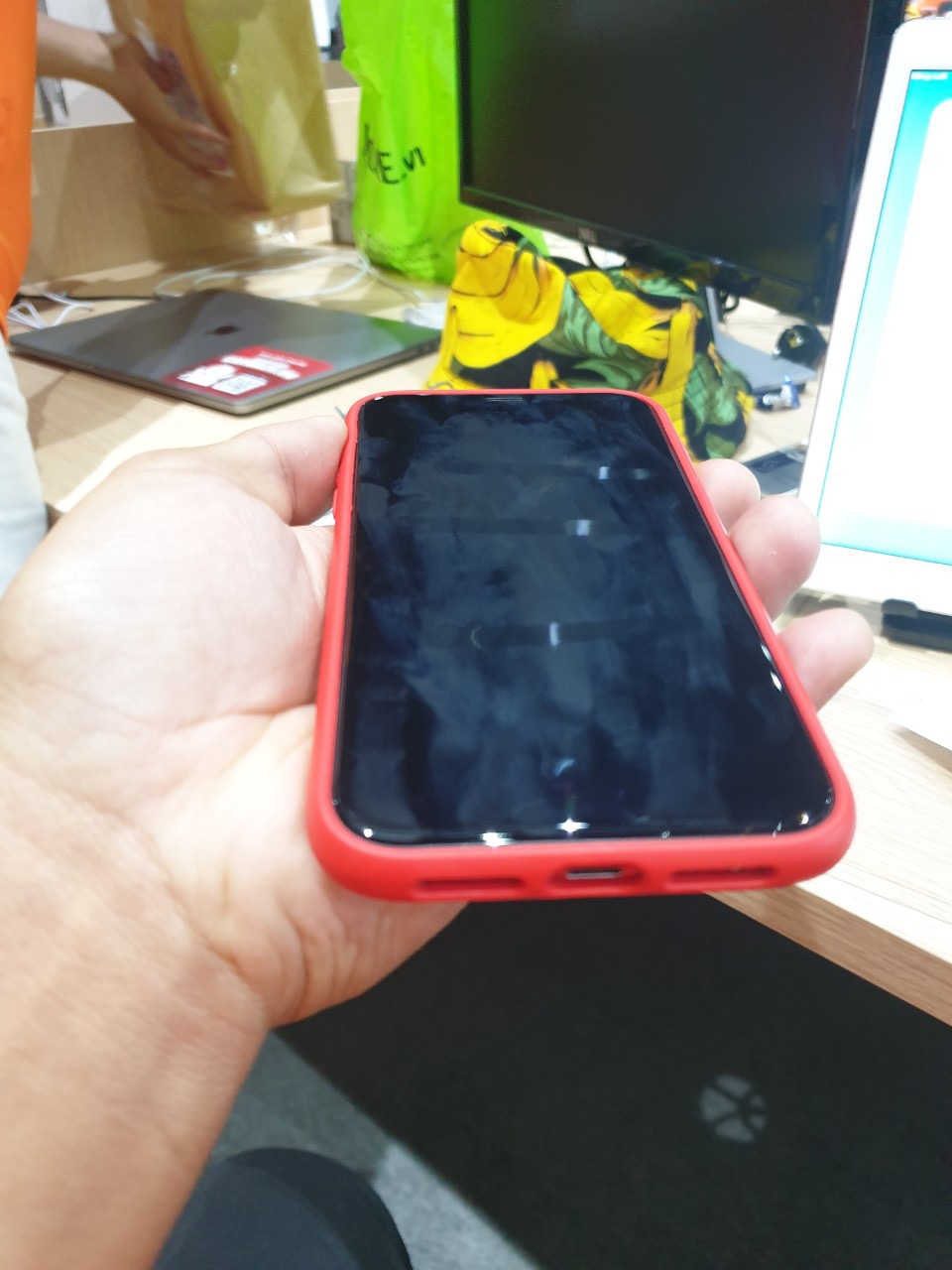 Mình vừa dán xong thì cảm thấy hàng không được như quảng cáo. Mặt kính bấm vân tay  khá bẩn, lướt không được mượt khiến mình bắn PUBG khó khăn, còn về độ bền khi nào rớt thì mới biết được