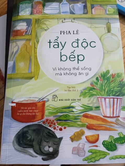 Trời ơi! Mình là fan của chị Pha Lê từ cuốn Ăn gì cho không độc hại nên khi biết chị ra thêm sách mới thì mua liền luôn. Vẫn rất ưng í cái bìa sách, đẹp dã man. Cộng thêm đó là rất nhiều thông tin hữu ích về bếp. Mình rất mê tìm hiểu về các nhãn hiệu đồ gia dụng, trong này Pha Lê đã đề xuất một vài hãng nên mình rất thích!!